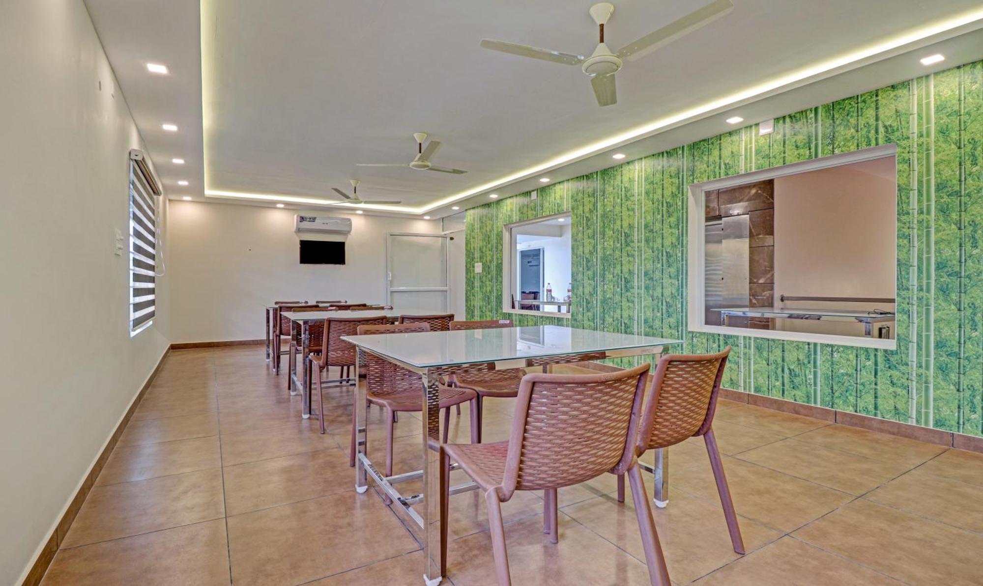 Отель Treebo Golden Terminal, Kochi Airport Экстерьер фото